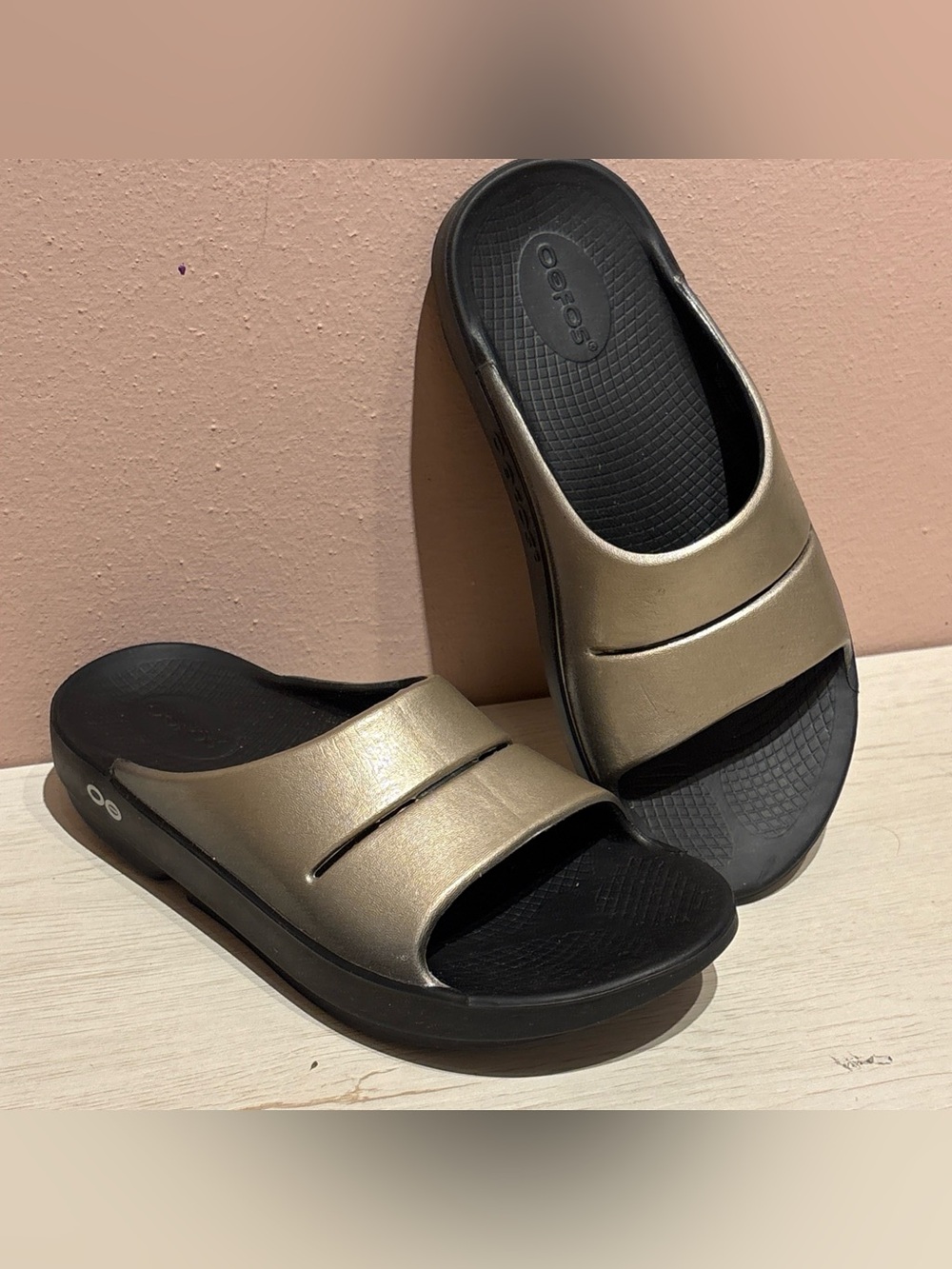 OOFOS OOmega Luxe Slide Sandals Latte Metallic Recovery Athleisure Women’s Sz 8